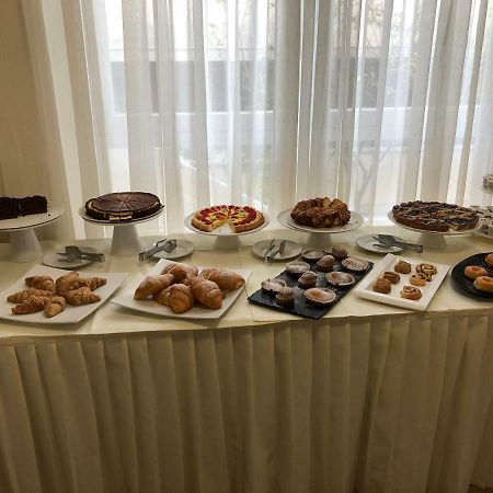 Hotel Hollywood Ричоне Екстериор снимка