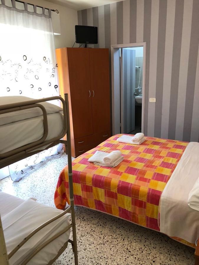 Hotel Hollywood Ричоне Екстериор снимка